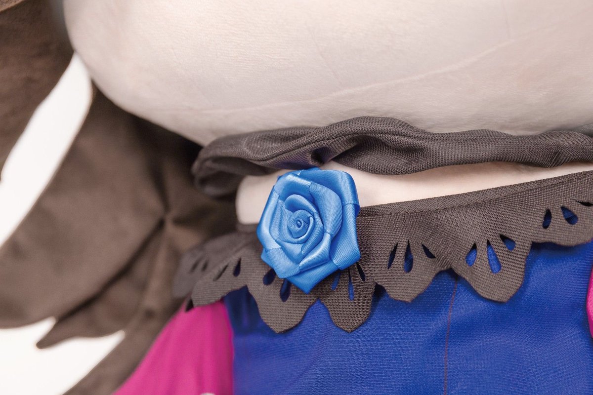 umamusu_goods's tweet photo. TAITO GEAR&GOODSにて予約受付中！  

どきゅーとぷち 『ウマ娘 プリティーダービー』　
特大ぬいぐるみ ライスシャワー  

特徴的な大きな帽子はボリューミーに表現し、レースの切れ込みデザインに至るまで丁寧に再現。帽子と胸元を彩る青いバラも立体的に仕上げています。  

https://t.co/DJv3IPSm6p