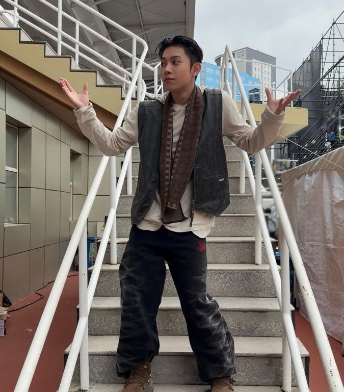 kelongsotan's tweet photo. SeTRES https://t.co/QmggVQkY0l