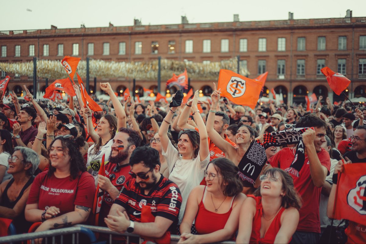 Toulouse's tweet photo. Un 4e titre consécutif pour le @StadeToulousain en bonne compagnie, place du Capitole.

Crédits photos : Gauthier Come. Mairie de Toulouse - Toulouse Métropole. Tous droits réservés. https://t.co/FmyLsBTR2Y