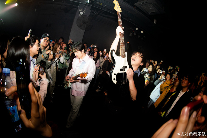 SfirstTsd's tweet photo. Just had the most electrifying night at the indie rock live show! The band’s raw energy and crowd sing-alongs gave me chills—total vibe overload ， https://t.co/anU1PUOPZF