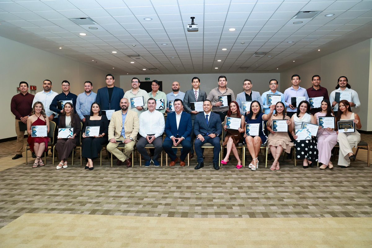 AlejandroCasvi's tweet photo. Hoy tuve el honor de compartir una charla con los graduados del Diplomado de liderazgo con competencia directivas de CANACINTRA @canacintra.mazatlan, sobre la importancia de la preparación y crecimiento, buscar siempre ese siguiente nivel. https://t.co/Za0Qx6M2zd