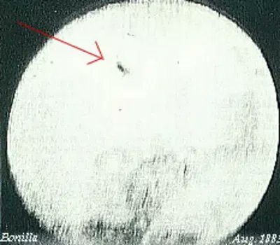 ActividadAP's tweet photo. En 1883, el astrónomo mexicano José Bonilla fotografió una increíble armada de #OVNI frente al Sol. Ridiculizado en su tiempo, siglos después la ciencia moderna validó su hallazgo. ¿Podría la Tierra haber estado a punto de sufrir una catástrofe ese día? https://t.co/WD8I4v7LGk https://t.co/3RjETWYJow