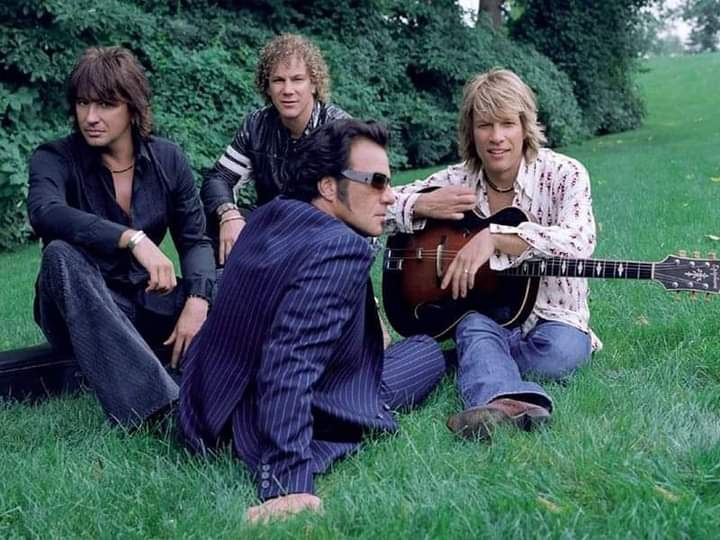 davidfriend8's tweet photo. Good nite #joviland have a chillout Sunday everyone #jonbonjovi #davidbryan #ticotorres #richiesambora https://t.co/vRo3I2Ejcj