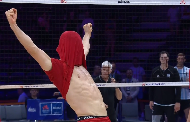 Temmzvolley's tweet photo. NO CONTEXT FİLENİN EFELERİ😅😅 https://t.co/wHor5HmKr1