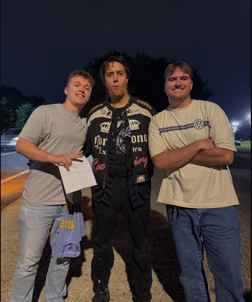 casablancasfcbr's tweet photo. 📸 OMG JUJU HI!! Julian Casablancas com fãs depois do show do The Strokes ontem (26), na Filadélfia, Pensilvânia!

©️ palmer . wasson https://t.co/Mw2jP8i2xc