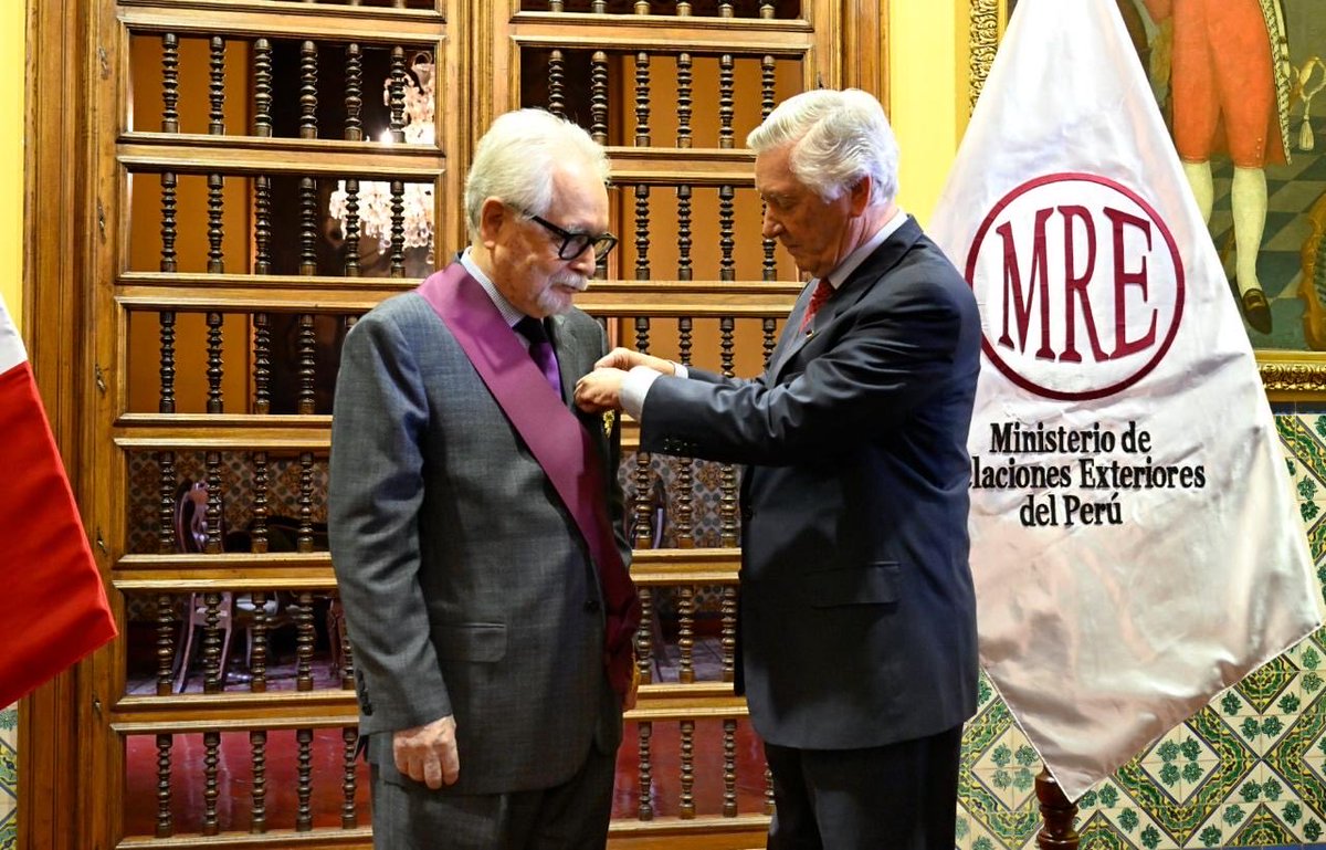 CancilleriaPeru's tweet photo. #NoticiasTorreTagle | El canciller Carlos Pareja condecoró a Felipe Ortiz de Zevallos con la Orden "El Sol del Perú" en el grado de Gran Cruz, en reconocimiento a su destacada trayectoria y valiosos servicios prestados al país como educador, humanista y servidor público. 🇵🇪

👉https://t.co/S3CZJbL4nY