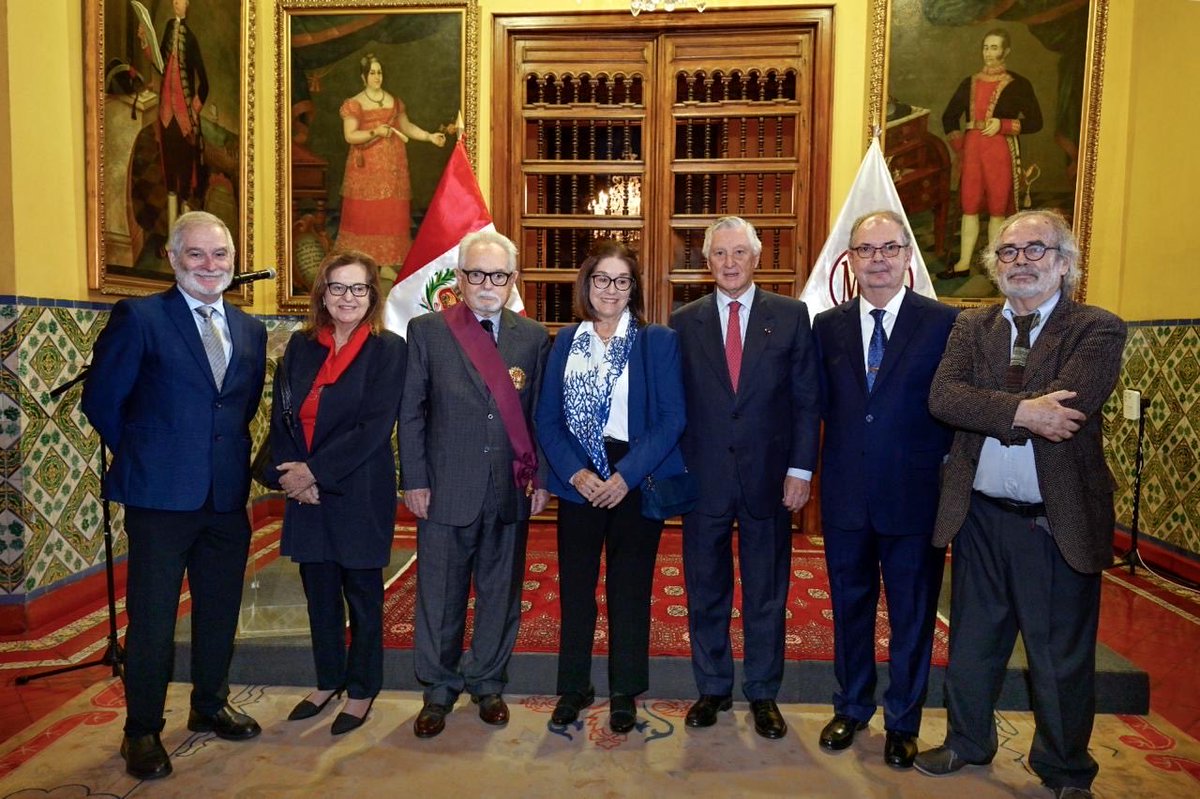 CancilleriaPeru's tweet photo. #NoticiasTorreTagle | El canciller Carlos Pareja condecoró a Felipe Ortiz de Zevallos con la Orden "El Sol del Perú" en el grado de Gran Cruz, en reconocimiento a su destacada trayectoria y valiosos servicios prestados al país como educador, humanista y servidor público. 🇵🇪

👉https://t.co/S3CZJbL4nY