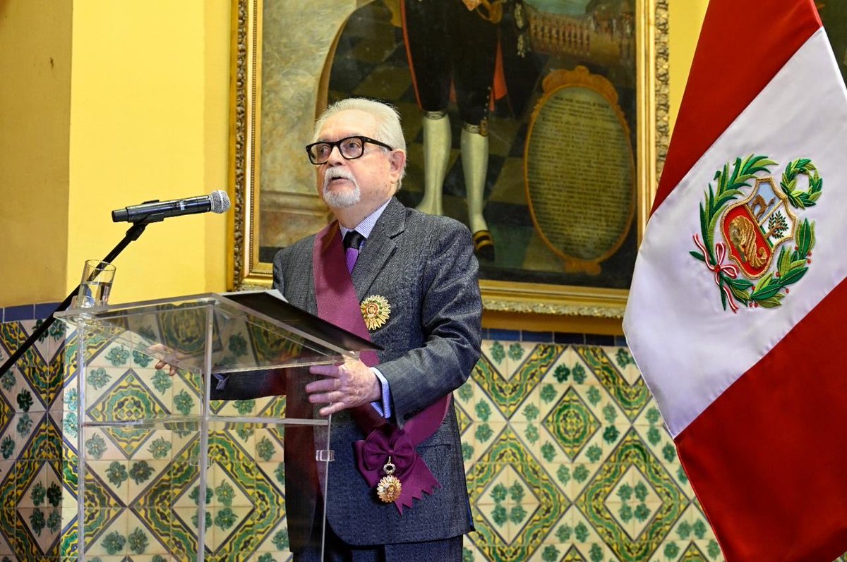 CancilleriaPeru's tweet photo. #NoticiasTorreTagle | El canciller Carlos Pareja condecoró a Felipe Ortiz de Zevallos con la Orden "El Sol del Perú" en el grado de Gran Cruz, en reconocimiento a su destacada trayectoria y valiosos servicios prestados al país como educador, humanista y servidor público. 🇵🇪

👉https://t.co/S3CZJbL4nY