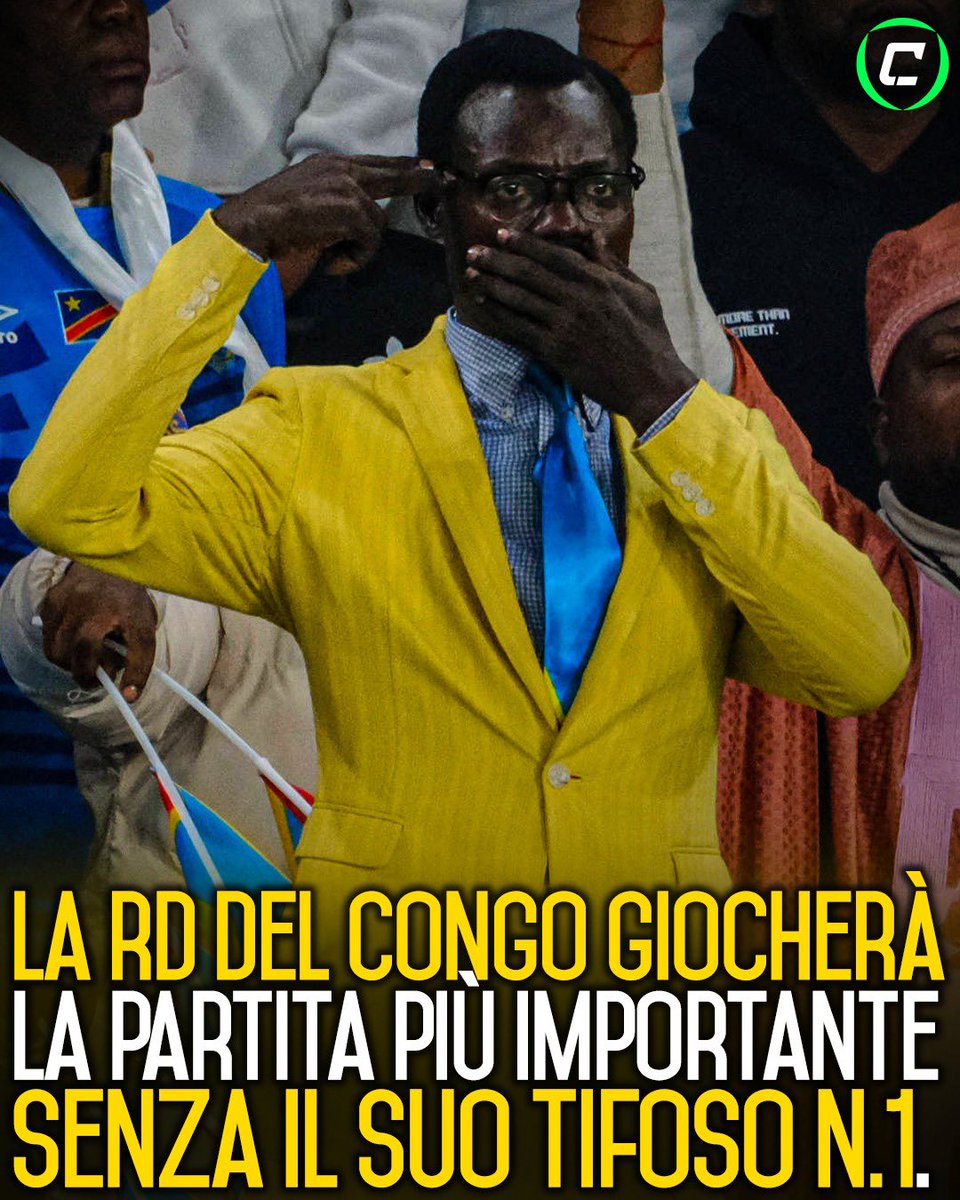 CronacheTweet's tweet photo. Michel Kuka #Mboladinga, il tifoso che a ogni partita della #RepubblicaDemocraticadelCongo emula l'ex primo ministro Patrice #Lumumba, non potrà rientrare negli #USA per seguire la Nazionale nel match decisivo per superare la fase a gironi.
Contro l'Uzbekistan, gli africani si giocheranno la possibilità di raggiungere per la prima volta nella loro storia la fase a eliminazione diretta di un Mondiale.
Lumumba fu ucciso dai colonialisti nel 1961 mentre lottava per l'indipendenza del Congo. Michel Kuka Mboladinga era diventato famoso durante l'ultima Coppa d'Africa, quando aveva seguito la squadra emulando l'ex politico per tutti i 90 minuti nella sua iconica posa. La Federazione aveva così deciso di inserirlo come membro della squadra per questo Mondiale 🇨🇩
1/4