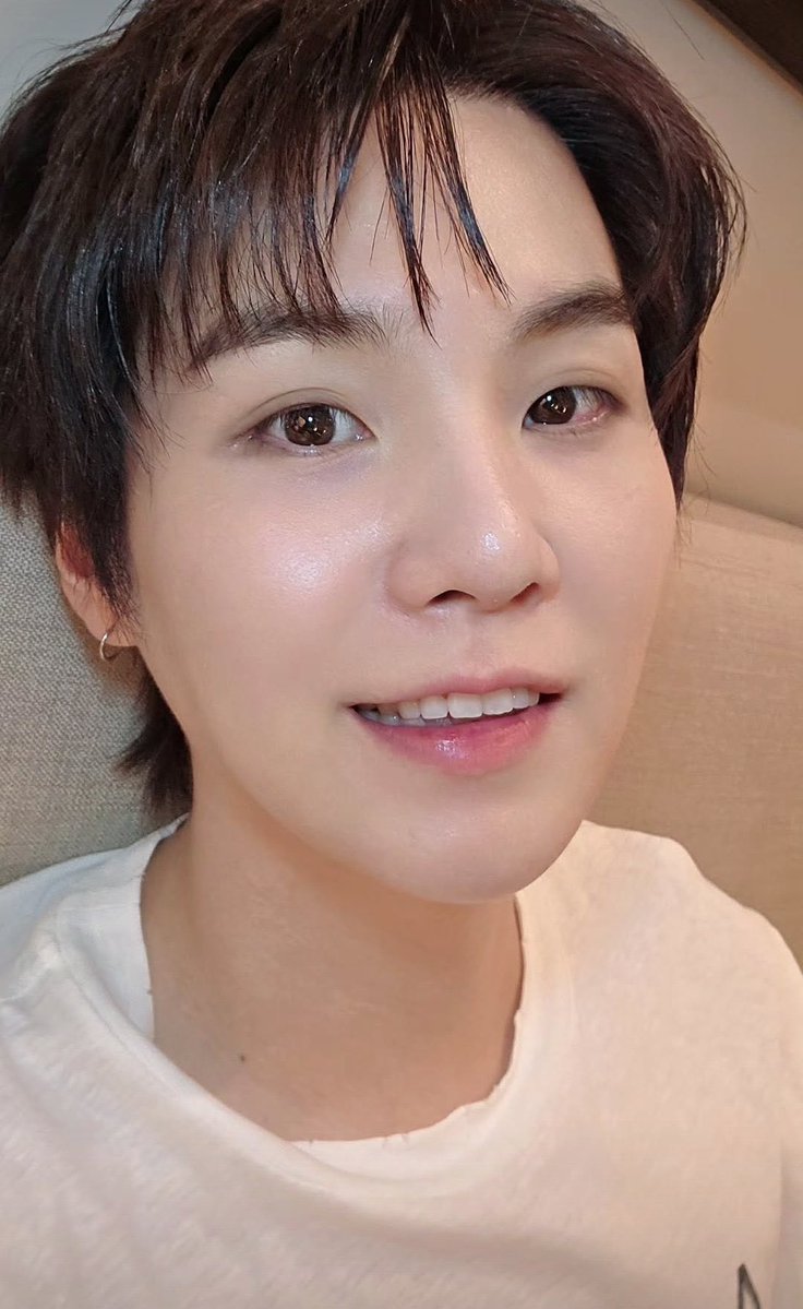 mygrchive's tweet photo. Yoongi once said his mom told him both of her eyes got double eyelids after she turned 30. He used to have just one double eyelid, but now both of his eyes have them too. He really got that from his mom. 🥹 https://t.co/HmZZoEhZZJ