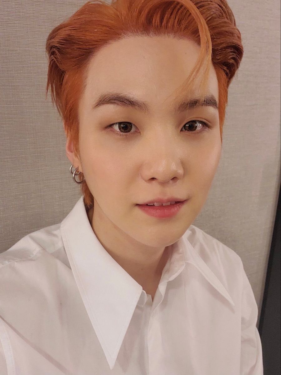mygrchive's tweet photo. Yoongi once said his mom told him both of her eyes got double eyelids after she turned 30. He used to have just one double eyelid, but now both of his eyes have them too. He really got that from his mom. 🥹 https://t.co/HmZZoEhZZJ