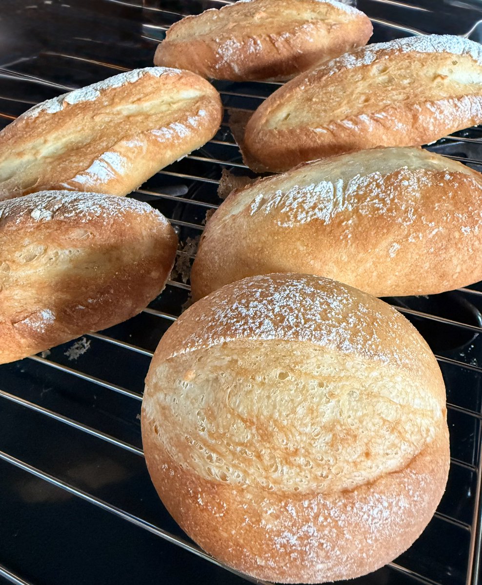 Chocolateplea's tweet photo. フランスパンが焼き上がった後のあのパチパチ音…たまらんね。
日々少しずつレパートリー増やしてます💪
あんぱんはちゃんと、こしあんとつぶあん
2種あるよ🍞

デブる…って身内に怒られつつ、
美味しいと言いながら食べてくれる姿を見るのは嬉しい事です。

最近打ち行けていないので…
そろそろ取材兼ね稼働したい所です。
おはようございます☀