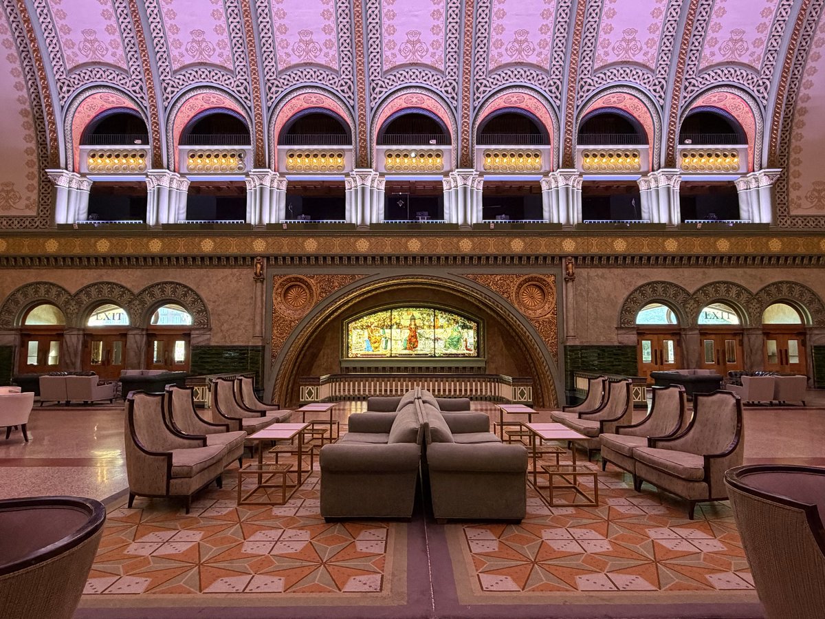 be_a_mongoose's tweet photo. This pioneer supply stop became a train depot in 1874. 18 years later construction started on Union Station, a major railway hub which hosted 321 trains per day during WWII. Now the beautiful Union Station St. Louis serves as a historic hotel and community space. A beautiful combination of old and new. @unionstationstl #railroadhistory
