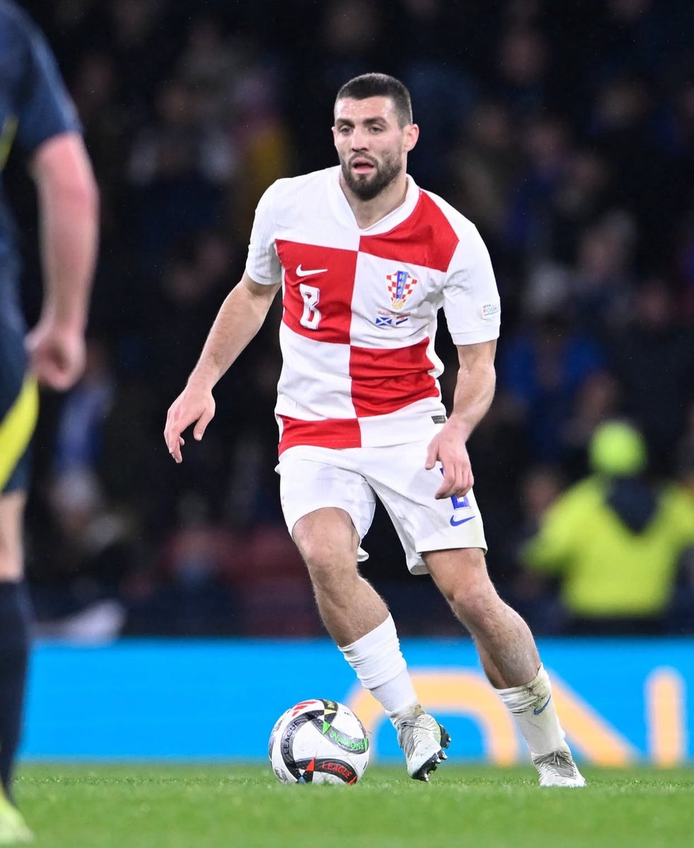 ololade_201's tweet photo. Mateo Kovacic slides a pass towards Petar Sucic (Croatia) who unleashes a fabulous shot from long range. The ball goes behind the surprised goalkeeper and into the bottom left corner. The score is now 1-0 in favor of Croatia 🇭🇷 https://t.co/ZcivboFDik