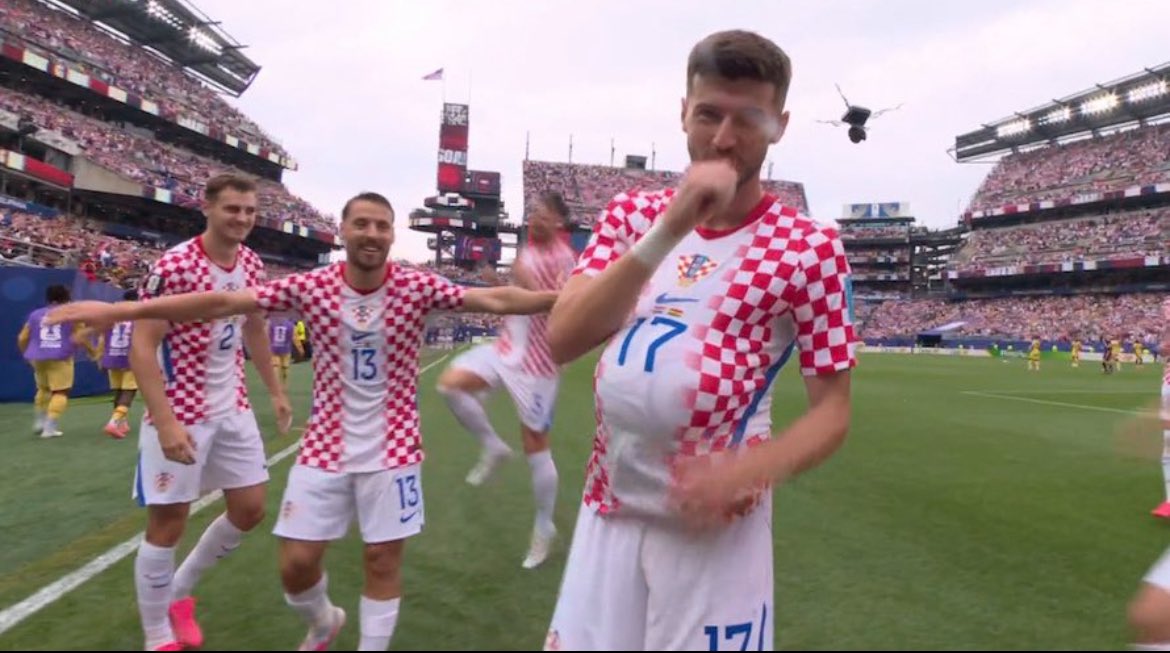 FBiasin's tweet photo. Gran gol di Petar Sucic. https://t.co/j8qOf4s7SC