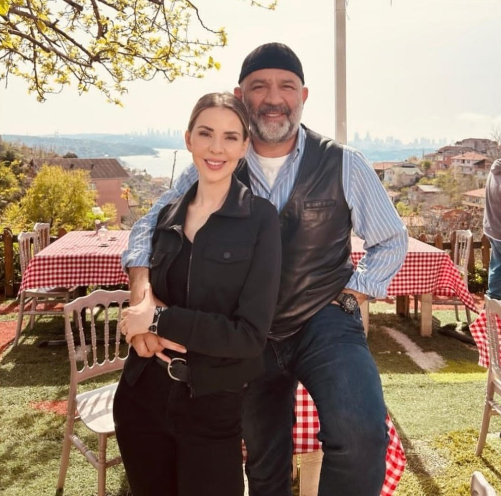 selmesdivanesi's tweet photo. En güzel partnerlikle geceyi kapatalım 🫠🖤💫

#SelMes #ArkaSokaklar https://t.co/fkBzbcSIHn