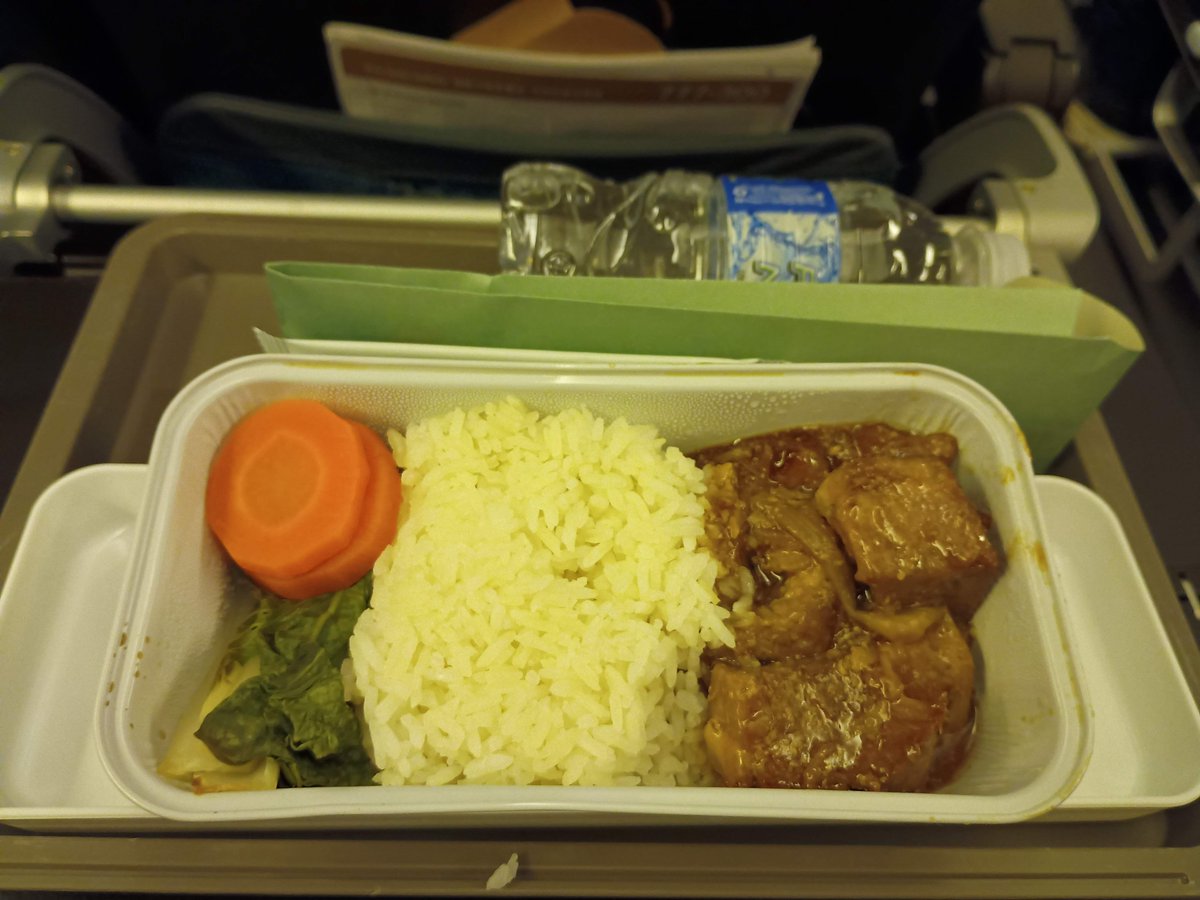 tabi_furi's tweet photo. CX918便（マニラ→香港）飛行時間は1時間40分ほど。この短時間でも軽食ではなく、ちゃんとした機内食が出るのにビックリ。柔らかく煮込まれた豚肉。ドリンクは水のみ。座席はどことなくJALに似てる。 https://t.co/C488RQIV5w