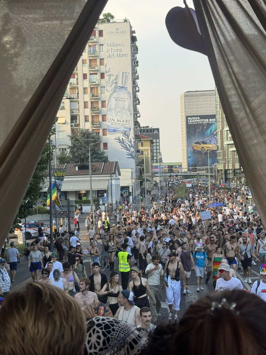 lllazarpopovicc's tweet photo. Milano pride https://t.co/dgEd2CAbYL