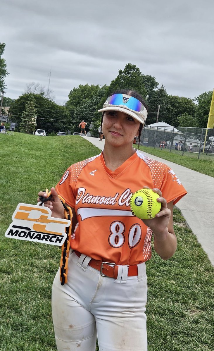 DC_Monarchs's tweet photo. 💣 Alert! Bailey Woods smashes her first home run to deep CF!! 

@TopGunEvents @TGETalent @dc_fastpitch @LineDsoftball https://t.co/e38Y0sVlES