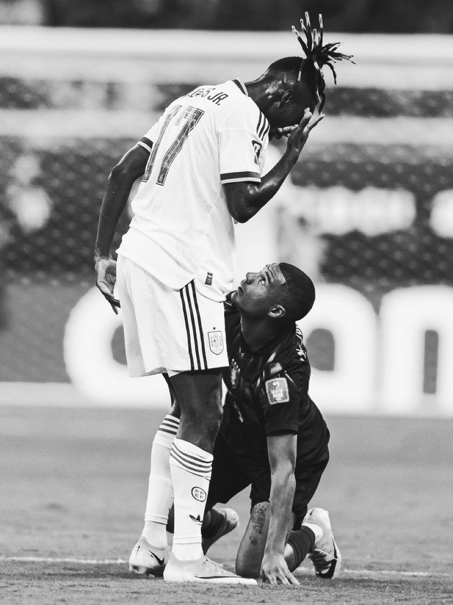 ColunadoFla's tweet photo. CULPOU DE LA CRUZ POR LESÃO 😳🇪🇸

Nico Williams, atacante da Espanha, culpou diretamente De la Cruz, do Flamengo, pela nova lesão no adutor da coxa.

‼️ Em publicação nas redes sociais, o espanhol afirmou que a lesão aconteceu após uma jogada em que o uruguaio "agiu levado pela frustração". Além disso, classificou o lance como "completamente desnecessário" e disse que "poderia ter sido evitado".