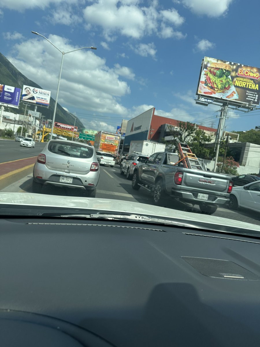 cesarmando's tweet photo. Cuando creas que Paseo de los Leónes esta ogt, date una vuelta a la salida de Lázaro cardenas o Revolución a carretera Nacional y agradece vivir en Cumbres. https://t.co/MdVcYmx8mS