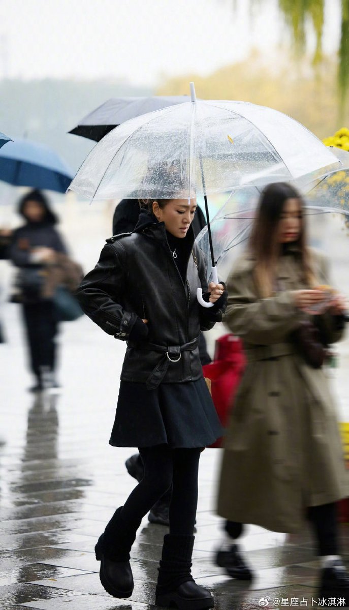 ppp21752111's tweet photo. Got caught in sudden rain without an umbrella. A kind stranger shared their waterproof jacket with me until the bus came—small act that made my whole day. https://t.co/q09EBHk2jr