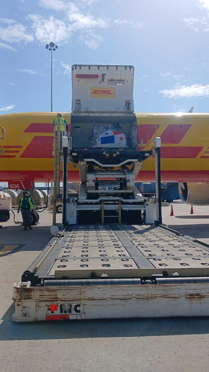 OrlvndoA's tweet photo. 🚨| Avión de DHL proveniente de Panamá logra aterrizar en La Guaira. Viene cargado de insumos donados por venezolanos. https://t.co/RUT46EYjcB