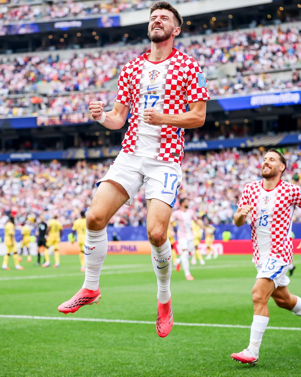 brfootball's tweet photo. Petar Sučić scores just his second Croatia goal, and gives them the lead over Ghana 💥 https://t.co/9vSjVh1Bfg
