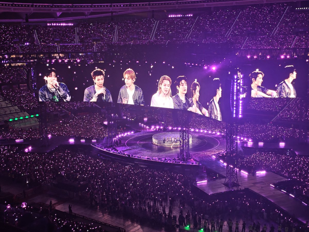 putojimin's tweet photo. q el prox concierto sea en invierno para q sea de noche porq la diferencia entre ambas fotos es ABISMAL 😭 https://t.co/yRlqUAAf2u