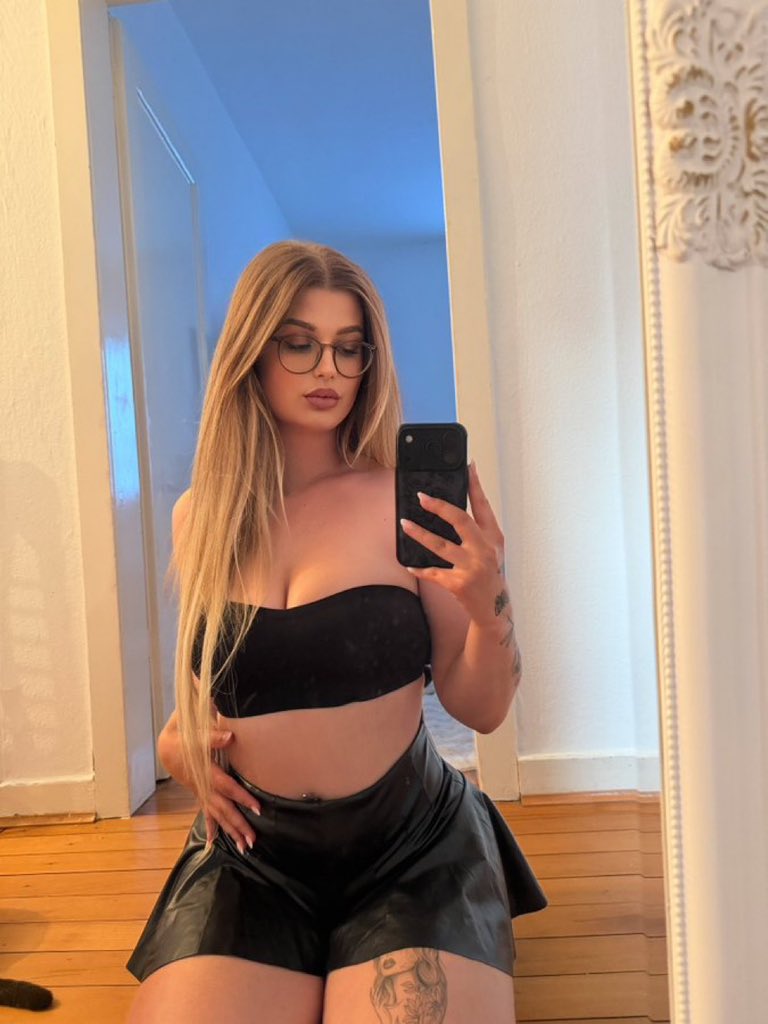 Reine_Inaya5's tweet photo. Tellement chaud et sexy que c’est presque effrayant. 
Mon envie actuelle c’est de dresser une petite merde déterminé ☺️

 #domina #findom #moneymiss #moneyslave #feetgirl #paypig #cashmeet #slavery #goddess #findomgoddess #cuck #fetichiste  #slowdrain #gynarchie https://t.co/cPV7ZDNRdm