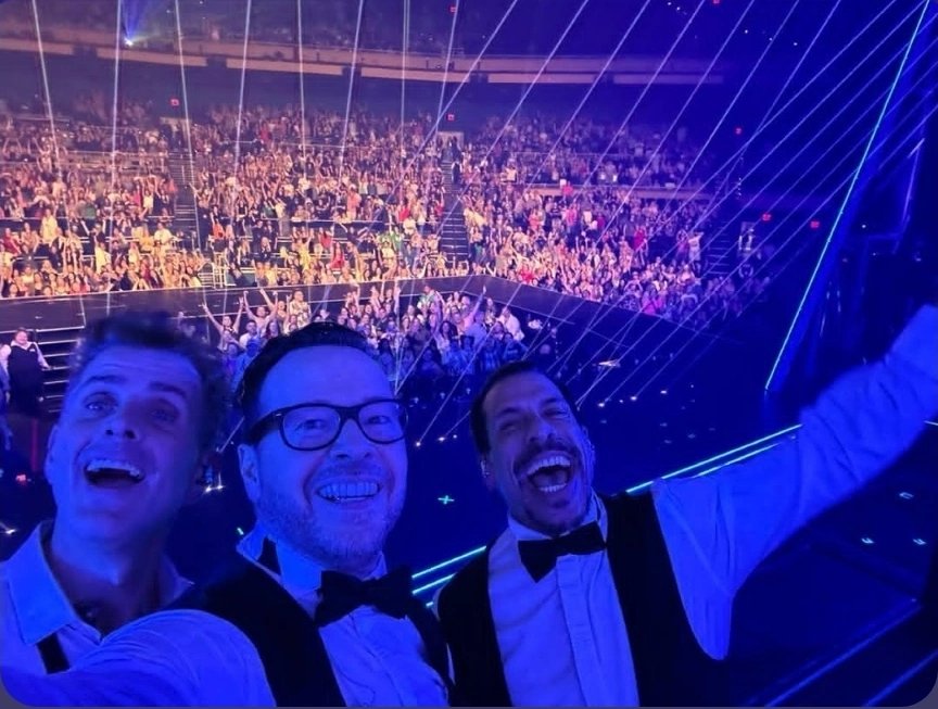 Isabelankotb's tweet photo. Family photo 📸🫶🏻

@dannywood @DonnieWahlberg @joeymcintyre @NKOTB

#NKOTB #Vegasresidency #Luv4eva https://t.co/zIyEFrk4m6