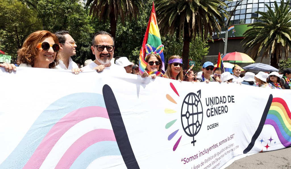 SRE_mx's tweet photo. 📸 Este sábado, personal de la @SRE_mx participó en el contingente de la Marcha del Orgullo LGBTTTIQ+🏳️‍🌈🏳️‍⚧️, acompañado por embajadas acreditadas en México.

Esta participación reafirma el compromiso de la Cancillería con la promoción de la igualdad, el respeto a la diversidad y la defensa de los derechos humanos, así como con la construcción de espacios seguros e incluyentes para todas las personas, dentro y fuera del país, y en todas las representaciones de México en el exterior.

🏳️‍🌈🏳️‍⚧️ #Orgullo2026 #ZonaSegura #AmorEsAmor