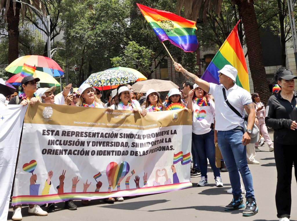 SRE_mx's tweet photo. 📸 Este sábado, personal de la @SRE_mx participó en el contingente de la Marcha del Orgullo LGBTTTIQ+🏳️‍🌈🏳️‍⚧️, acompañado por embajadas acreditadas en México.

Esta participación reafirma el compromiso de la Cancillería con la promoción de la igualdad, el respeto a la diversidad y la defensa de los derechos humanos, así como con la construcción de espacios seguros e incluyentes para todas las personas, dentro y fuera del país, y en todas las representaciones de México en el exterior.

🏳️‍🌈🏳️‍⚧️ #Orgullo2026 #ZonaSegura #AmorEsAmor