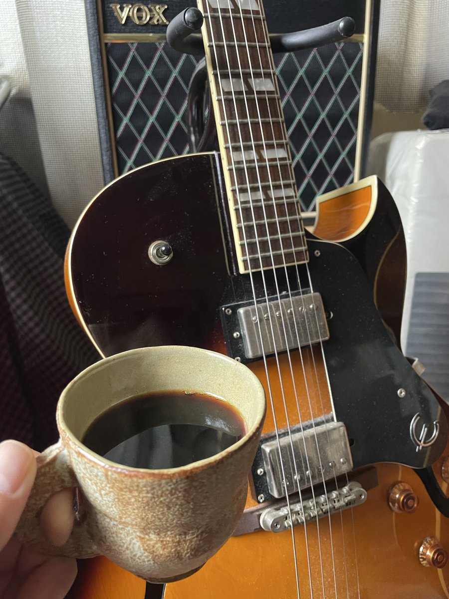 LIVE18441's tweet photo. おはよう！洗濯まわして豆挽いてギター眺めてます、曇天札幌のんびりスタート今朝のブラック https://t.co/t9C3wjCiC2