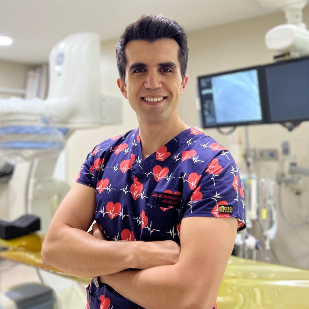 telqraft's tweet photo. Prof. Dr. Muhammed Keskin'den kalp sağlığı için meyve puanlaması:

🔷 Avokado: 10 üzerinden 9,5; içerdiği sağlıklı yağlar, potasyum ve magnezyum sayesinde kalp sağlığını destekler.

🔷 Karpuz: 10 üzerinden 7,5; sitrülin açısından zengindir ancak fazla tüketildiğinde kan şekerini yükseltebilir.

🔷 Mango ve ananas: 10 üzerinden 7; C vitamini ve bromelain içerir ancak glisemik indeksleri yüksektir.

🔷 Üzüm: 10 üzerinden 8; resveratrol içeriği sayesinde kalp sağlığını destekler fakat aşırı tüketimi kan şekerini artırabilir.

🔷 Kurutulmuş meyveler: 10 üzerinden 5; kurutma işlemi nedeniyle taze meyveye göre daha düşük puan veriyor.

🔷 Dondurulmuş meyveler: 10 üzerinden 8; hasattan sonra doğru şekilde dondurulmuşlarsa besin değerlerini büyük ölçüde korurlar.

🔷 Portakal ve greyfurt: 10 üzerinden 8; hesperidin ve C vitamini bakımından zengindir, kalp sağlığını destekler.

🔷 Ancak ritim düzenleyici veya kan sulandırıcı gibi bazı ilaçları kullananların greyfurttan kaçınması gerektiğini belirtiyor.

🔷 Elma ve armut: 10 üzerinden 8; pektin içerikleri sayesinde LDL kolesterolün düşürülmesine katkı sağlayabilir.

�� 10 üzerinden 10 puan alan şampiyonlar ise yaban mersini ve böğürtlen gibi orman meyveleridir.

🔷 Orman meyvelerinin nitrik oksit salınımını artırarak damar esnekliğini desteklediğini ve kalp sağlığı açısından en faydalı meyveler arasında yer aldığını ifade ediyor.