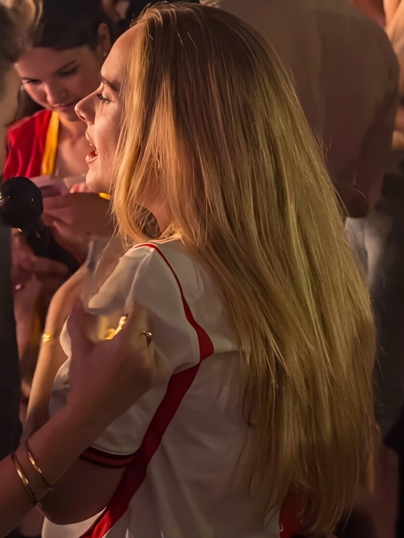 SE77331's tweet photo. this is the first time I've actually seen rapunzel's hair in real life https://t.co/TYe7d2QRlb