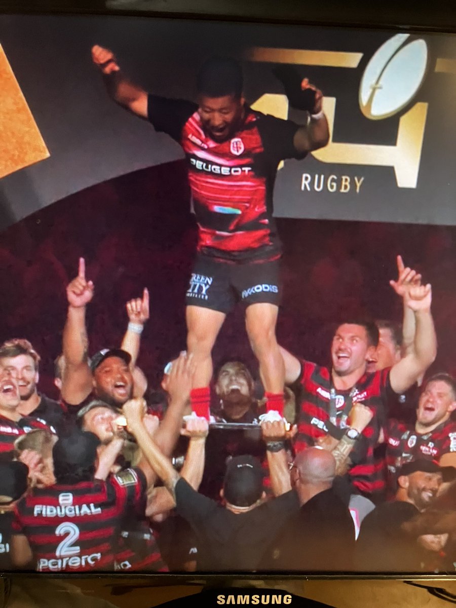 Michi_rugby's tweet photo. 齋藤くん盾サーフィン😭✨✨✨

これ思い出に日本に帰ってね！！ https://t.co/0blmU01xUG