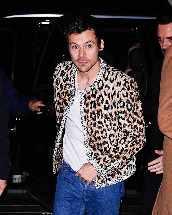 boredpanda's tweet photo. During his Together Together tour residency at Wembley Stadium, Harry Styles sparked sudden crowd concern after accidentally inhaling water.

Amid a scorching 36.4°C London heatwave, the 32-year-old singer began coughing heavily. https://t.co/WrrRCvBsZI