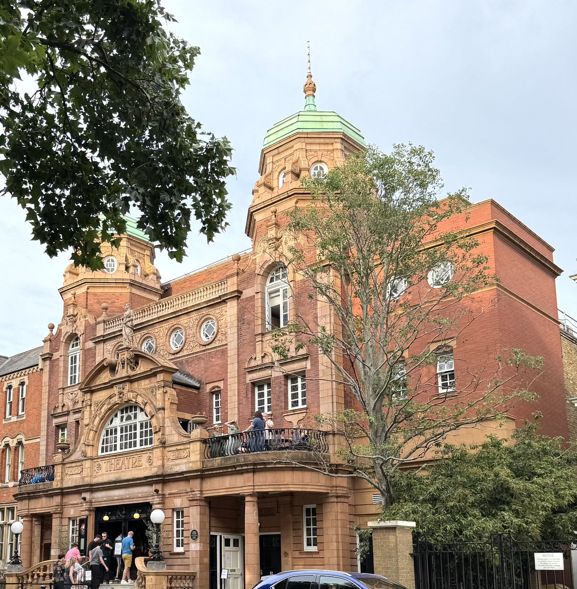 SimonBashford's tweet photo. Lovely day in Richmond - dinner, a stroll by the river &amp; over the green to the theatre to see my favourite musical ‘Barnum’.
Richmond Theatre is so special to me, I did my first professional job as a dancer there 42 years ago, Ensemble in the Panto ‘Jack and the Beanstalk’👏🏻💛✨x https://t.co/VOeRxLXDhI