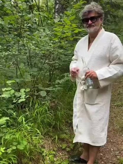 ProfesorPingwin's tweet photo. Zgubiłem się dzisiaj w lesie i spotkałem lokalnego ducha puszczy. Może nie wskazał mi drogi powrotnej, ale ze to przedstawił mi bardzo ciekawą propozycję inwestycyjną. https://t.co/6K4u3oP4UY