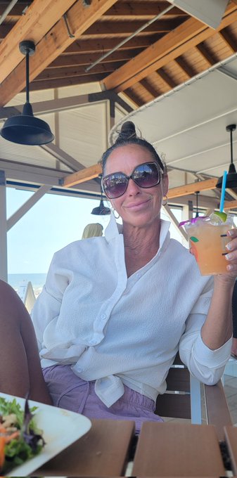 Lauren 🍑 👑💋 - Cheers! from my fav... Coastal! #oba #locAL ⛱️☀️🍹 https://t.co/gYeRrle7lD