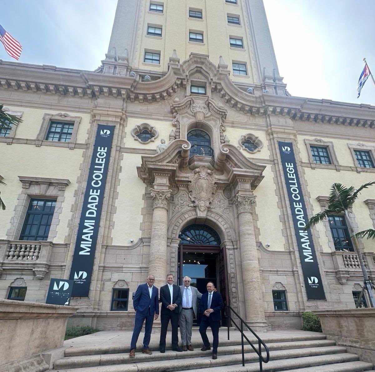 USEmbCuba's tweet photo. Para nuestro jefe de misión adjunto Roy Perrin, fue importante escuchar directamente de la comunidad cubana en el exilio en Miami, incluido el expreso político José Daniel Ferrer. Todos deseamos un mejor futuro para la isla. #ConCubanosDeAPie
🇺🇸🤝🇨🇺 https://t.co/bGGuMEtJ58