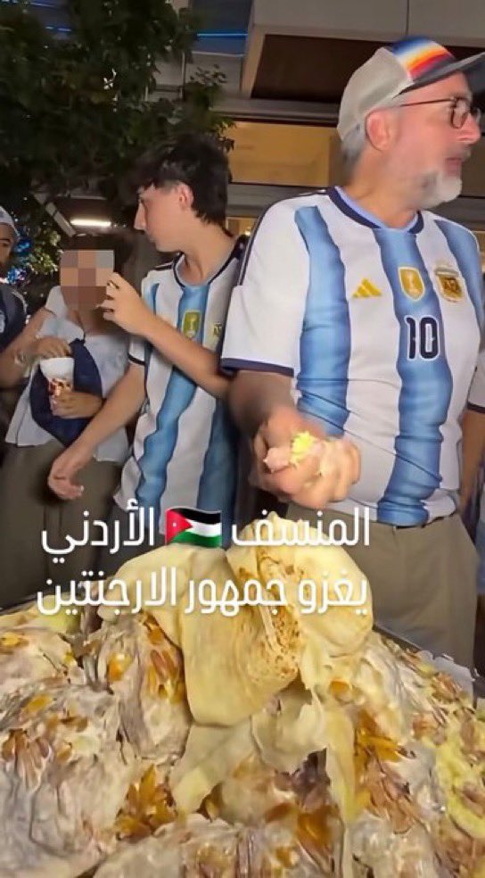 gorgeous4ew's tweet photo. لقطة اليوم:

الأردنيين يقدمون المنسف لجماهير الأرجنتين . 😋🇯🇴 https://t.co/wX07w78qWi