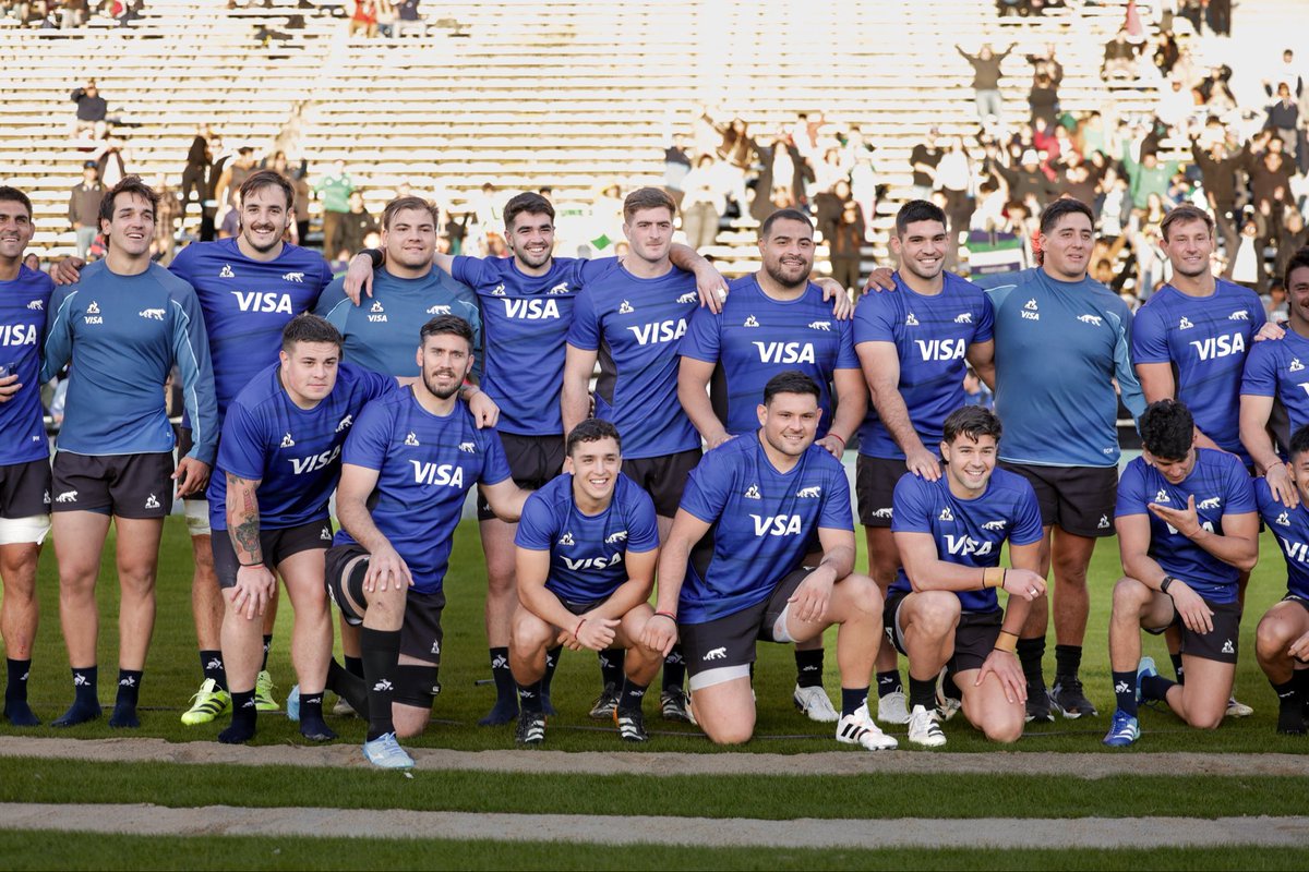 gobdecordoba's tweet photo. 🏉 ¡Sábado de #Rugby en #Córdoba! En el #EstadioKempes, @lospumas realizaron un entrenamiento abierto y gratuito, permitiendo que clubes, jugadores, familias y aficionados compartieran una experiencia única junto al seleccionado nacional.
🇦🇷 Esta actividad vuelve a acercar a #LosPumas al público cordobés, tal como ocurrió en 2025, cuando miles de personas acompañaron al equipo en la previa del histórico encuentro frente a los @AllBlacks. Córdoba volvió a demostrar su pasión por el #deporte y su enorme capacidad de convocatoria.
🏟️ Nuestro estadio ya se prepara para una nueva cita internacional: el próximo sábado 4 de julio, Los Pumas recibirán a Escocia en el Kempes, en el inicio de la participación argentina en la Nations Championship, el nuevo certamen que reunirá a las principales potencias del rugby mundial.
#HacerParaCrecer