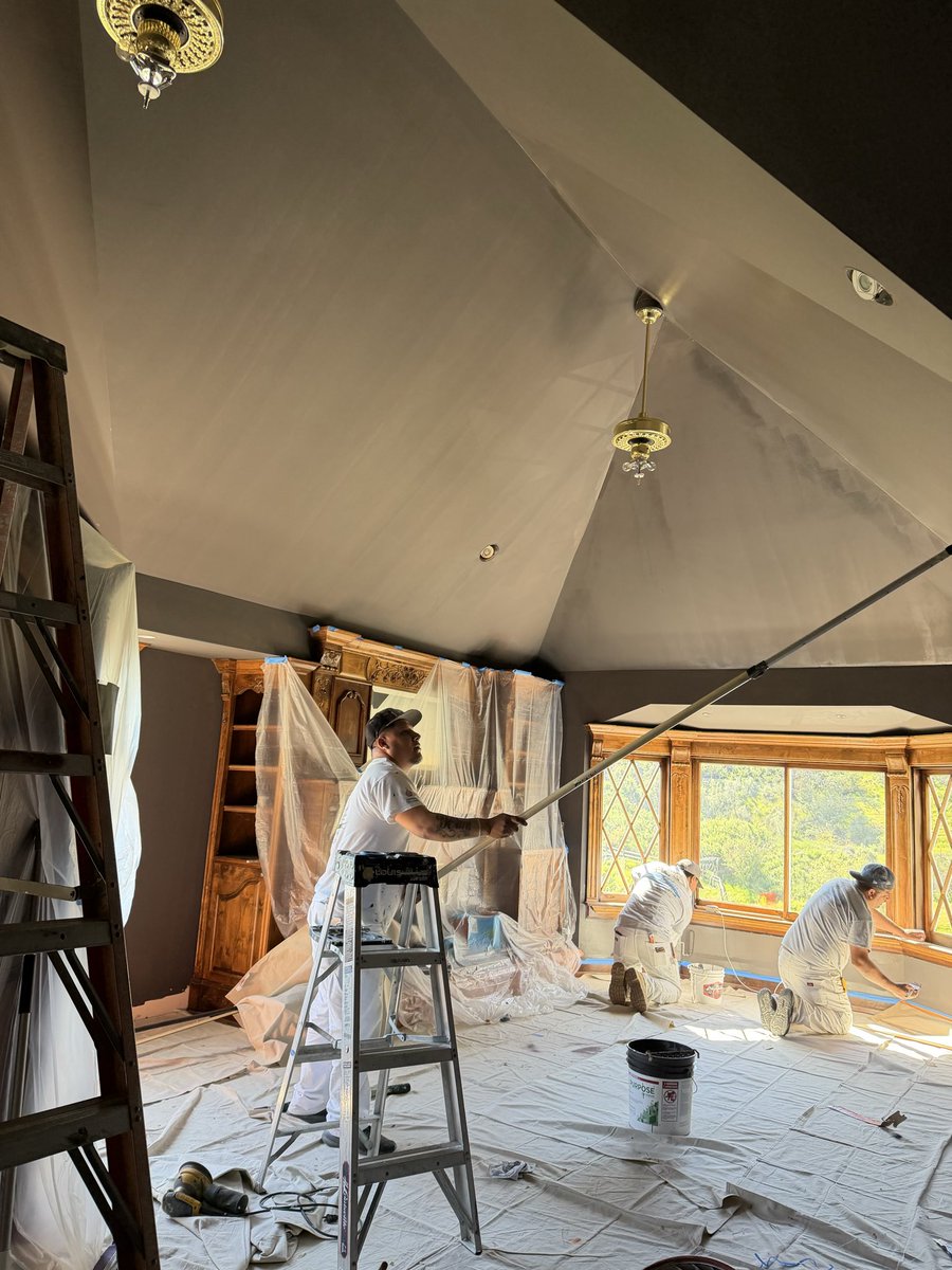 robbiedaymond's tweet photo. Oh yeah. We bought a house!! An amazing, incredibly unique, quality, custom home, built with so much to love that now Me, Meg, our folks and kids get to work on and make our own. Plus the views!! Anyway- It’s a ton of work, but Daddy loves a project. 💙 https://t.co/Qsaj7Hn1LR