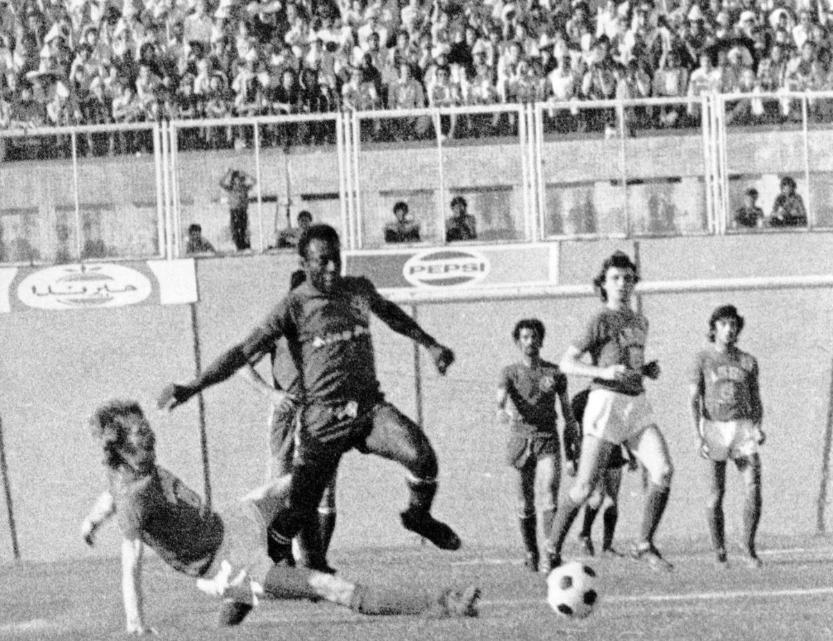 _libanaiise's tweet photo. Pelé in Lebanon, April 1975 https://t.co/OayC7CPzql
