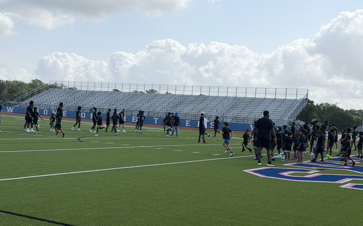 ElizabethMuras5's tweet photo. BJ Baylor 1st football camp went well! Had a good amount of kiddos come out! Y’all know I love it when my graduate athletes show up for these kiddos! Thank you Jase, Brandon, Keke & Trae for being amazing & taking time out of your day to be here for these kids!! 🫶🏻 #football #DFO https://t.co/YzaCt9CkvM