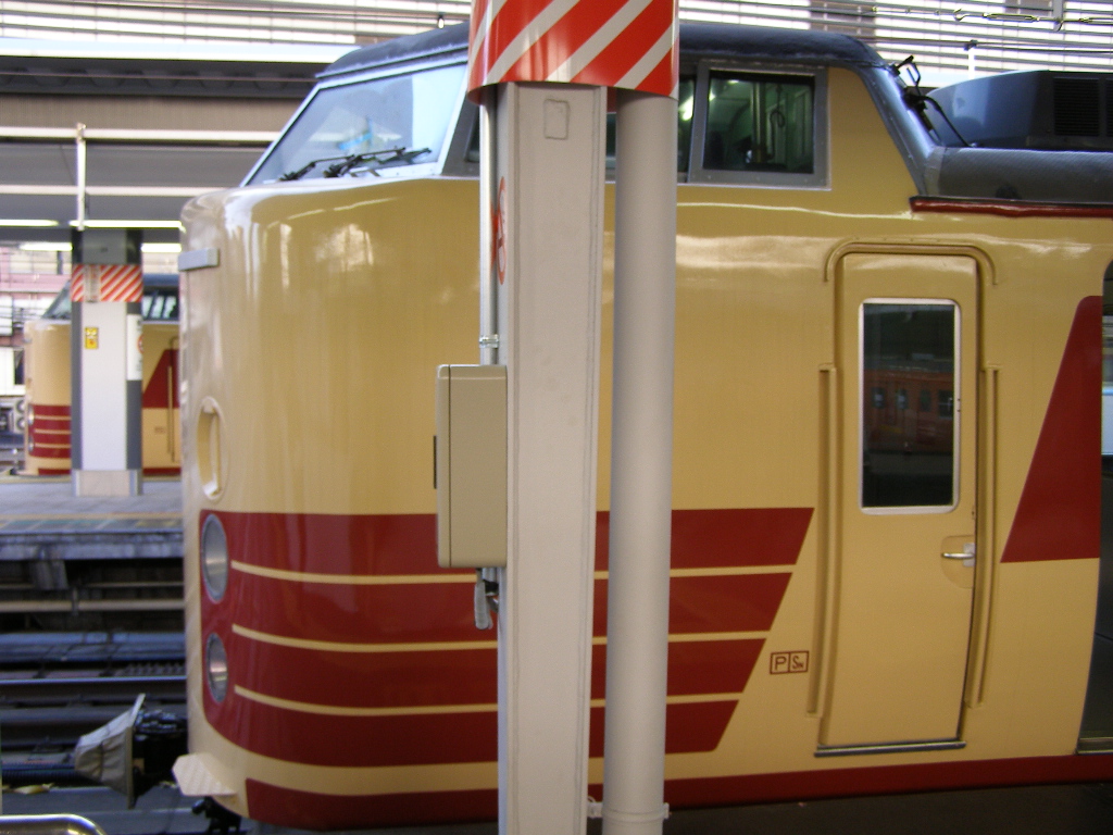 k5otsuzu9k1213's tweet photo. 485系化後も間合い運用の快速「フェアーウェイ」は健在でした。

当時、土休日早朝時間帯の新宿駅は少し不便で、埼京線は池袋始発が多く中央線も全て緩行線を走る各駅停車でした。
その中でこの列車は新宿を脱出するのに便利な列車だったんですよね（指定席料金はかかりますが）。

私の場合は大宮から新幹線に乗り継ぐための「新幹線リレー号」として重宝していました。

この時間、特急「あずさ71号」の運転があると新宿駅に国鉄特急色が長時間並んでいて良い景色でしたね。