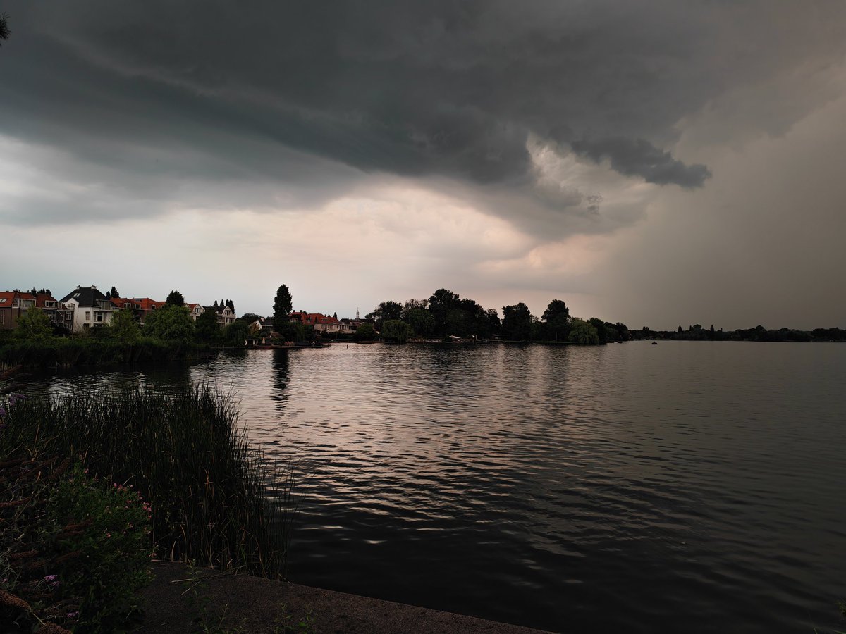 gerben_vandijk's tweet photo. Als het onweer komt ... (2)

Rotterdam, Bergse Plassen. Het was weer onwaarschijnlijk mooi! Foto's in omgekeerde volgorde. Tussen 2 en 3 zit minder dan 1 minuut. 

#onweer #weerfoto #rotterdam https://t.co/iL6JjhLOVr