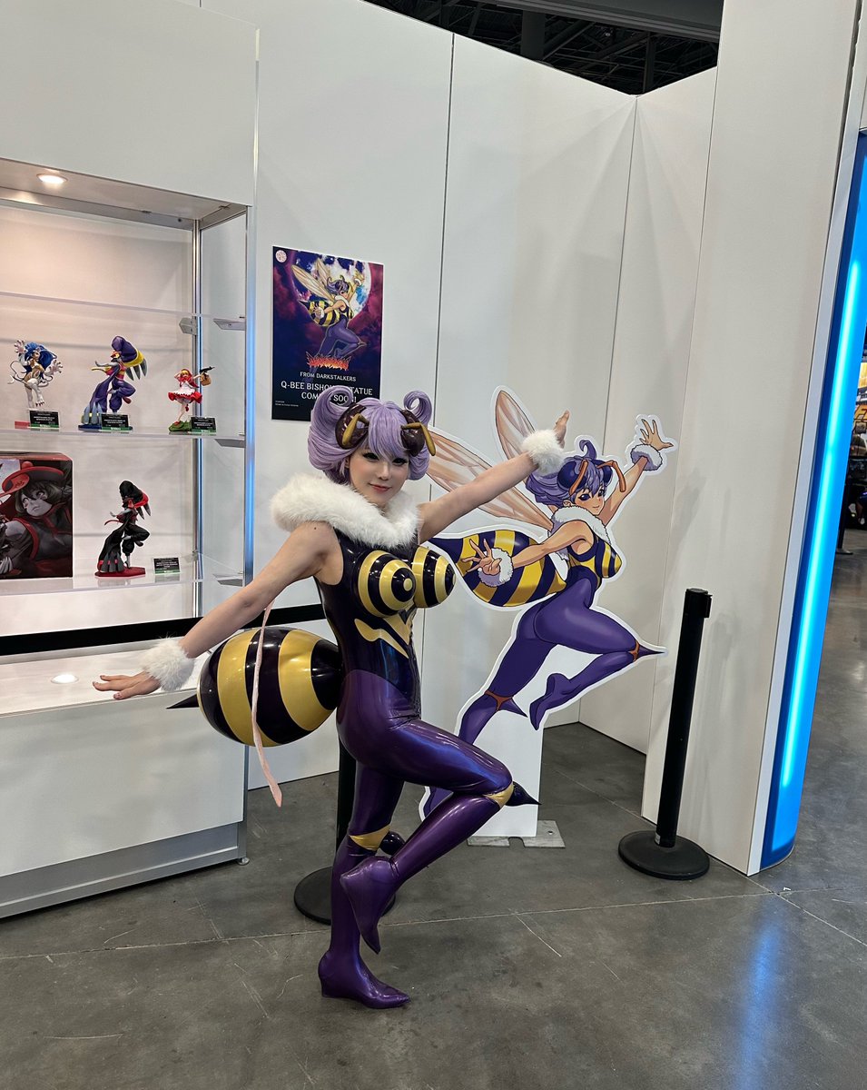 Shibukaho's tweet photo. I wanted to have a literally big announcement for Q-Bee figure, hence made this special section at the exhibit. Let's go, queen!

実は昨年秋から「キュービィも出ますよね？ね？EVOのタイミングに発表しませんか」とお願いし、展示内に特大パネルを作らせていただきました🐝 https://t.co/jd5WeW6Z4J